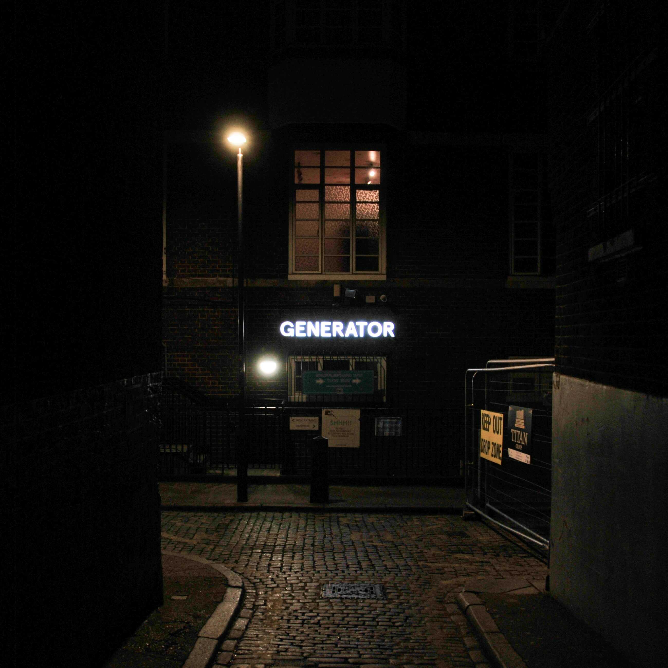 Photo de nuit de l'hôtel Generator à Londres