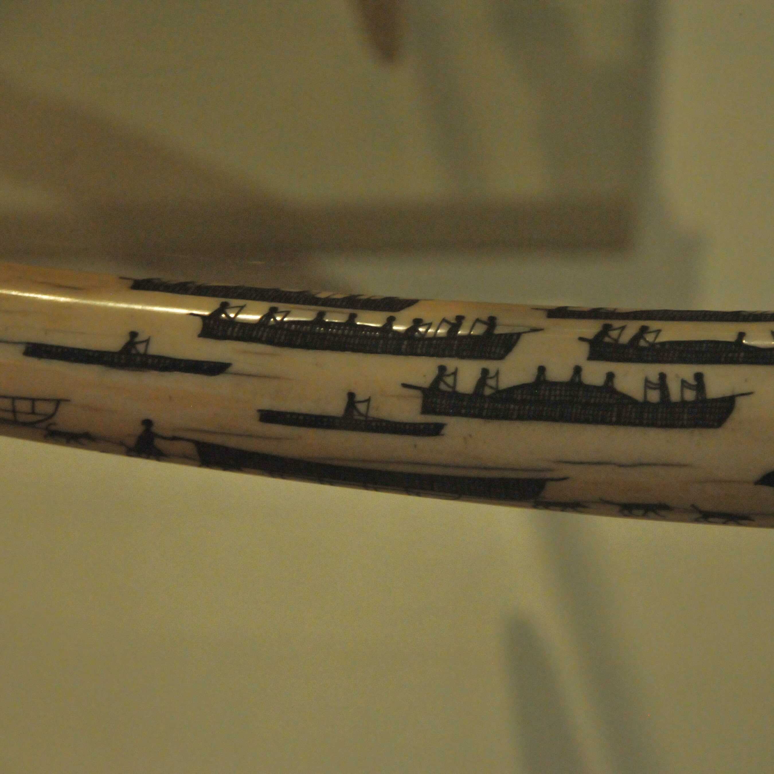 Photo d'une corne avec des dessins de bateaux dessus au British Museum