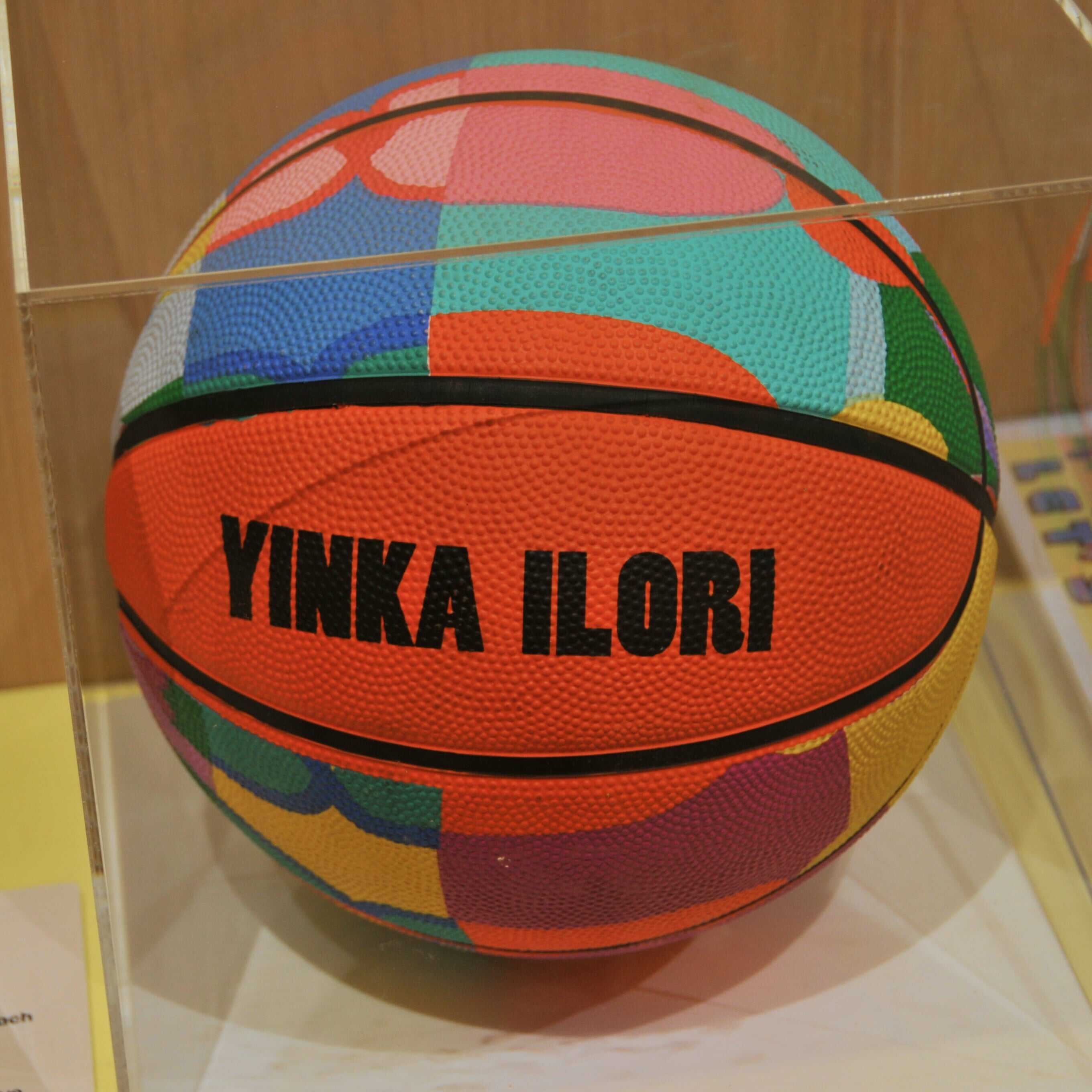 Photo d'un ballon de basket au Design Museum