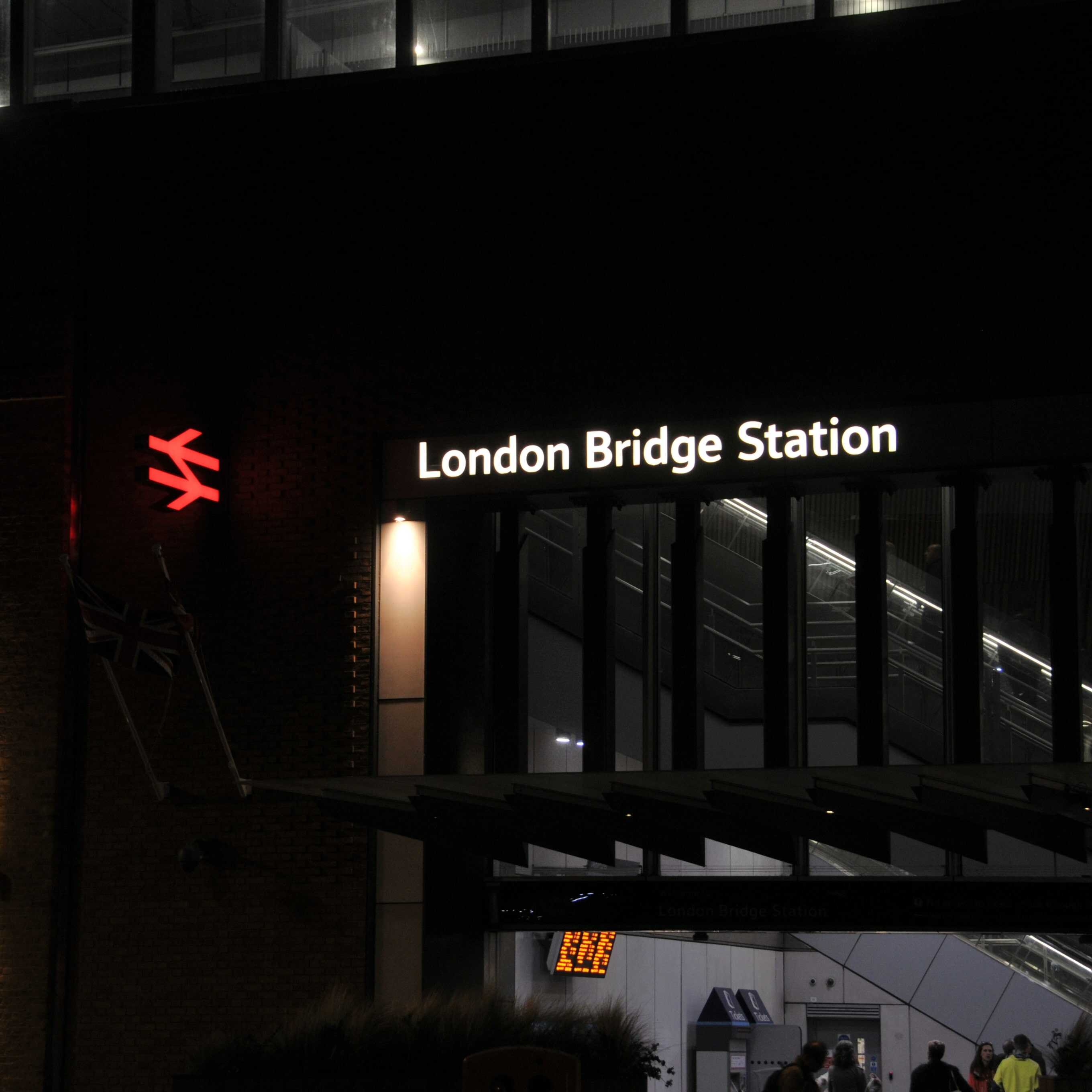 Photo de nuit du London Bridge Station
