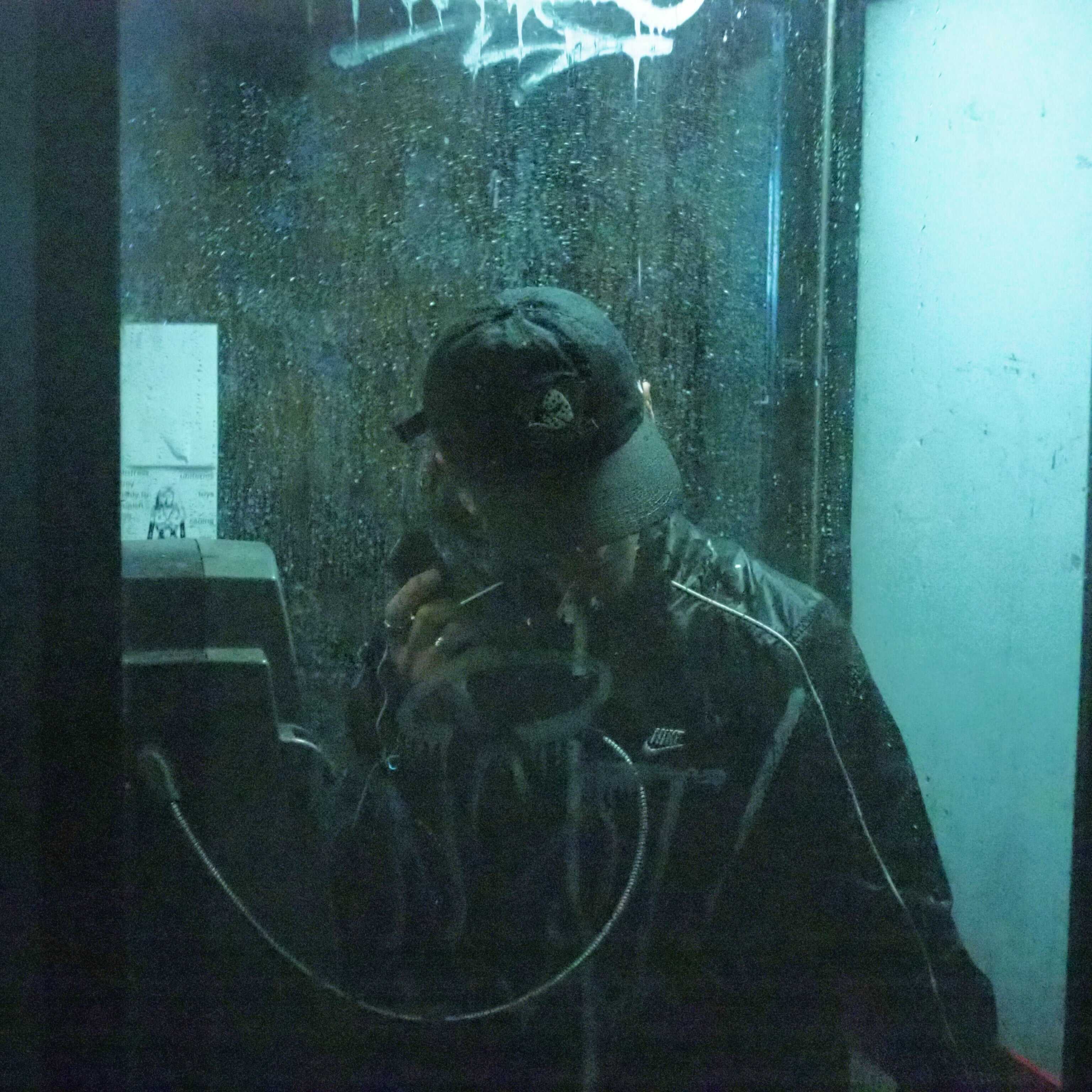 Photo de nuit de Thomas Devred dans une cabine téléphonique