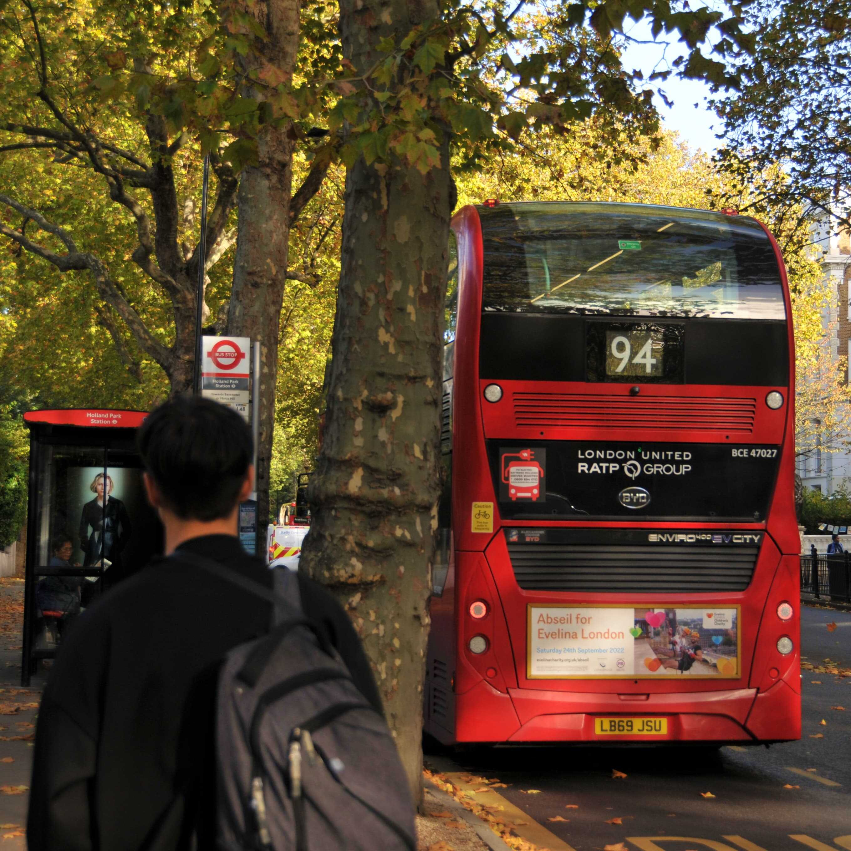 Photo de Raphaël Tran-Van-Ti à côté d'un bus à Londres