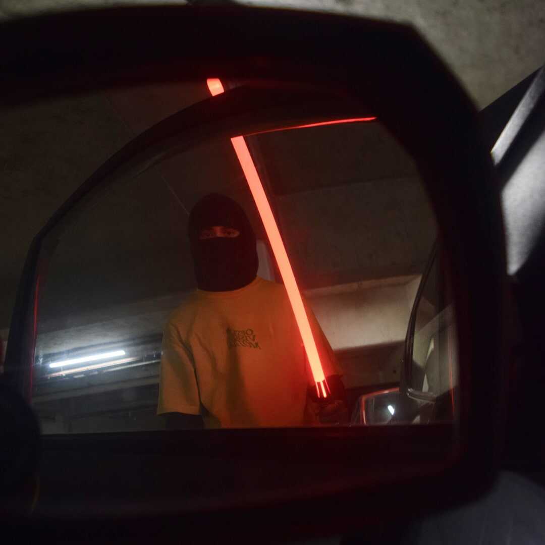 Photo de Thomas Devred avec un sabre laser